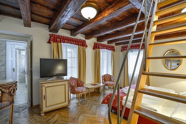 Garzotto Hotels Praha - vybavení interiéru hotelového pokoje nábytkem na zakázku - www.dekorhome.lol