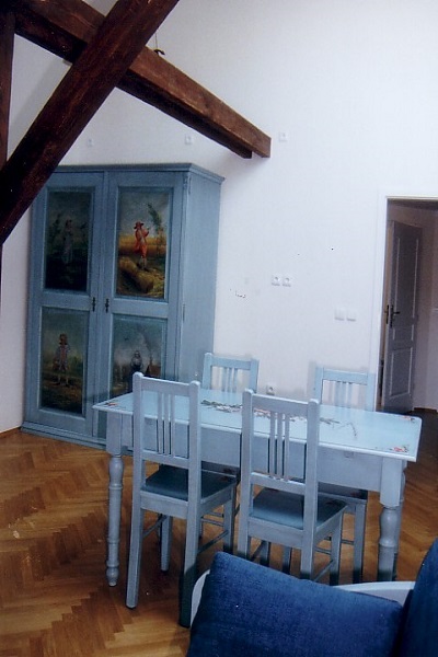 stylový malovaný hotelový nábytek z masivního dřeva www.dekorhome.lol