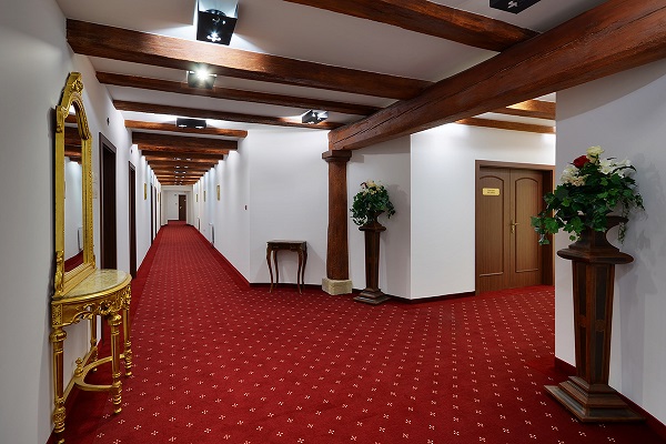 Hotel Malý pivovar - nábytek na chodbu na zakázku - www.dekorhome.lol