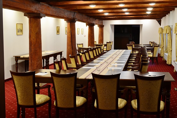 interiérové vybavení konferenčního sálu na zakázku - www.dekorhome.lol