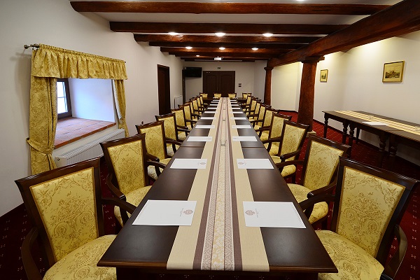 nábytkové vybavení konferenční místnosti na míru - Hotel Maly pivovar - www.dekorhome.lol