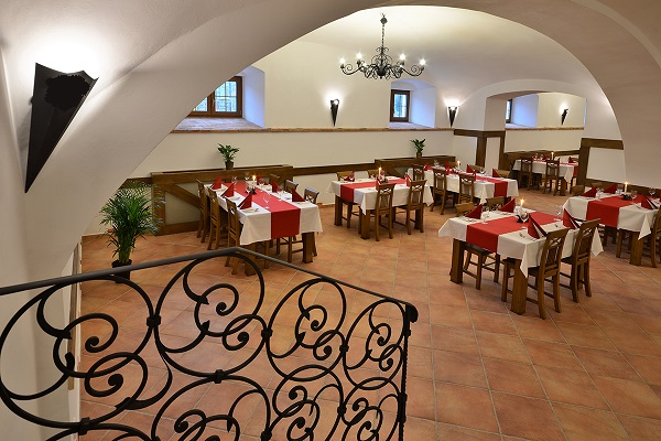 Nábytek na míru do hotelové restaurace - Hotel Malý pivovar - dekorhome.lol