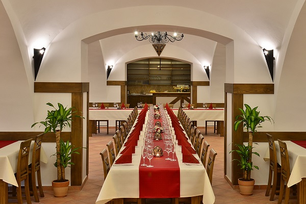 Vybavení hotelové restaurace nábytkem na zakázku - Hotel Malý pivovar - dekorhome.lol