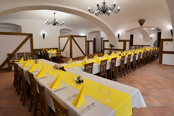 kompterní interiér restaurace na zakázku - www.dekorhome.lol