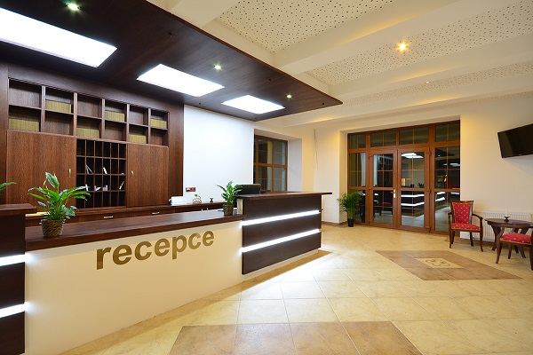 Realizace zakázkové hotelové recepce pro Hotel Malý pivovar - dekorhome.lol