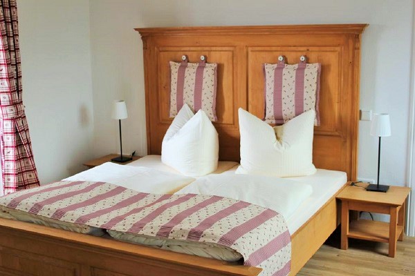 Interiér na zakázku z masivního smrkového dřeva- Hotel zur Post Gunzenhausen - www.dekorhome.lol
