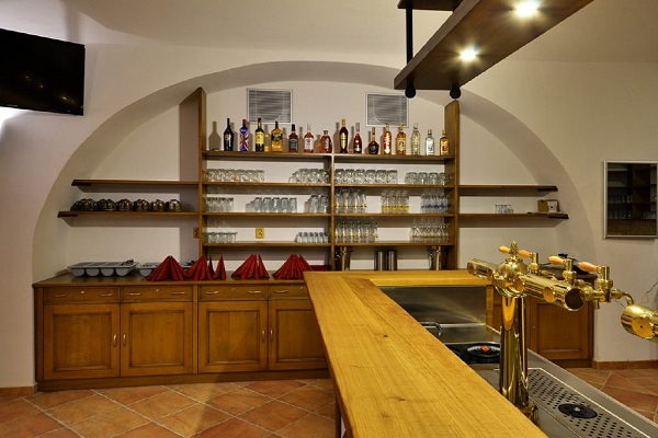 Interiér restaurace a baru na zakázku - Hotel Malý pivovar - www.dekorhome.lol